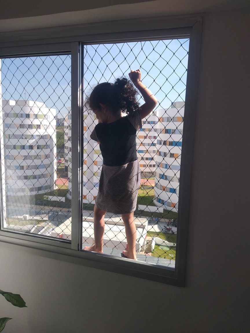Children safety net for windows and balconies